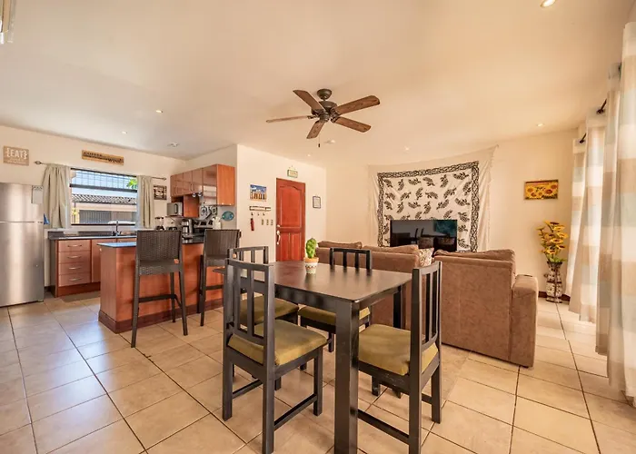 3 Mi To & Beach: Cozy 2br Holiday home