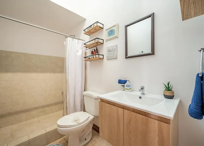 3 Mi To & Beach: Cozy 2br Holiday home